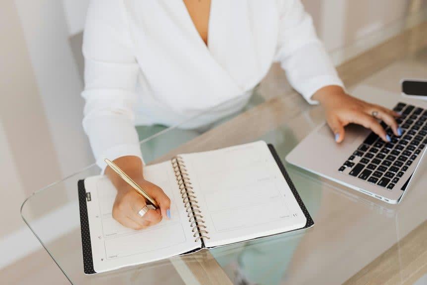 Nathalie au travail, notant un rendez-vous dans son agenda